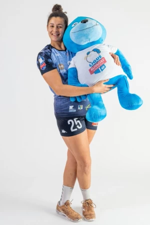 Image de Sophia Fehri, handballeuse, raconte le concours d’écriture « Portez haut les couleurs ».
